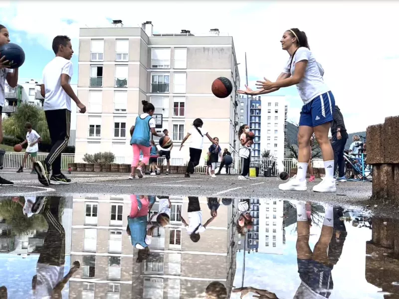 Le Pays voironnais Basket Club est présent dans les quartiers, où il promeut les valeurs des sports collectifs : solidarité, respect, partage… 